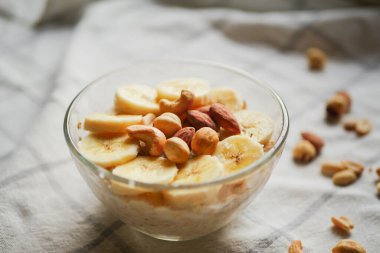 Muz dilimleri ve fındıklı bir gecelik yulaf. Ev yapımı kahvaltı. Vejetaryen yemeği. Sağlıklı tarifler