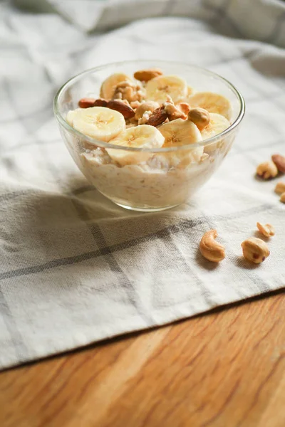 Kâsede bir gecelik yulaf. Sağlıklı kahvaltı. Düşük şeker diyeti. Dikey yönelim 