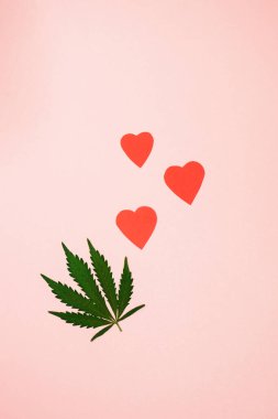 Sevgililer Günü. Kenevir yaprağı düz yerde yatıyordu. Kalp şeklinde. Uzayı kopyala Romantik marihuana duvar kağıdı. Dikey
