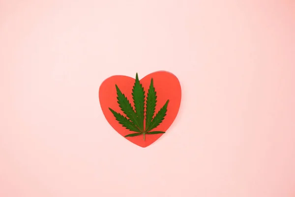 Alla Hjärtans Dag Cannabis Löv Platt Låg Hjärtform Uppfattat Utrymme — Stockfoto