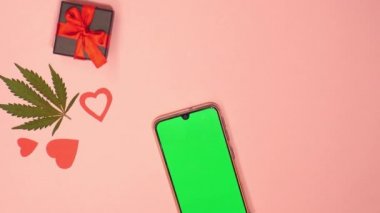 Sevgililer Günü 'nde esrar satışı. Çevrimiçi alışveriş otu. Marihuana yaprağı hediyesi. Yeşil ekran telefonu. 