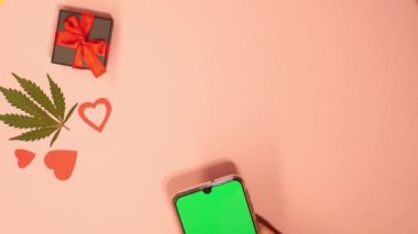 Sevgililer Günü 'nde esrar satışı. Çevrimiçi alışveriş otu. Marihuana yaprağı hediyesi. Yeşil ekran telefonu. 
