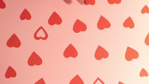 Mann Von Oben Beschenkt Zum Valentinstag Vorschläge Machen Herz Formt — Stockvideo