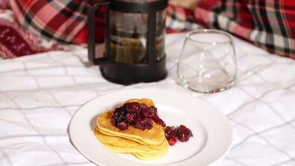 Ontbijt Bed Hartvorm Pannenkoeken Met Jam Drink Thee Romantische Verrassingsmaaltijd — Stockvideo