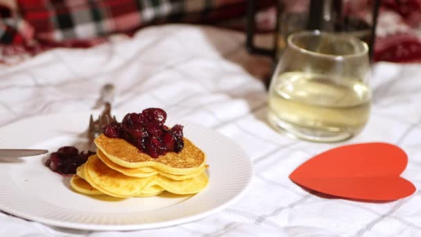 Colazione Letto Frittelle Forma Cuore Con Marmellata Bevi Del Cena — Video Stock