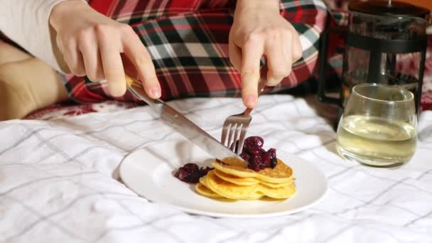 ベッドで朝食 ハート型のパンケーキにジャム お茶を飲んで ロマンチックな驚きの食事 バレンタインデーのお祝い — ストック動画