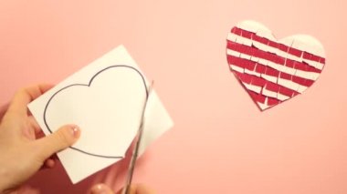El yapımı kalp şeklinde pinata tebrik kartı. Sevgililer Günü el sanatları. Adım adım kılavuz. 