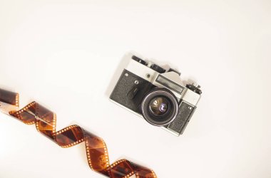 Analog kamera üst görünümü. 35mm film kaseti.