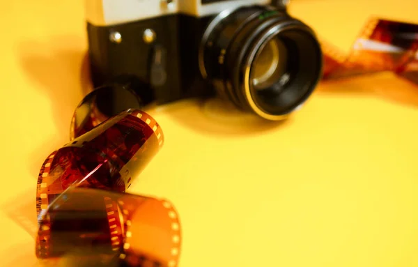 Αναλογική Κάμερα Φιλμ 35Mm Κίτρινο Φόντο Φωτογραφία Χόμπι — Φωτογραφία Αρχείου