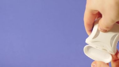 Diş temizliği. Diş ipiyle yemek parçalarını çıkarıyorum. Dikey video