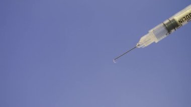 Şırıngayı kapat. İnsülin iğnesi. Aşı konsepti. Metin için yer