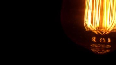 Karanlık odadaki Edison ampulünü kapat. Enerji güvenliği kavramı. 