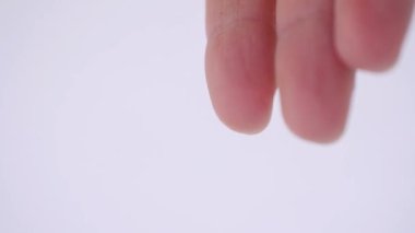 Yakından kar taneleri yakalıyoruz. Kış karlı hava. Dikey 4k video