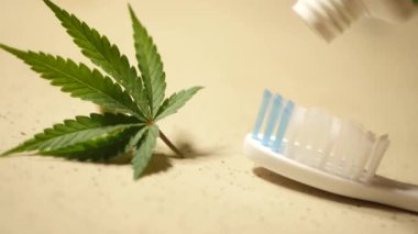 CBD diş macunu aşıladı. Esrar otu. Esrar diş temizliği