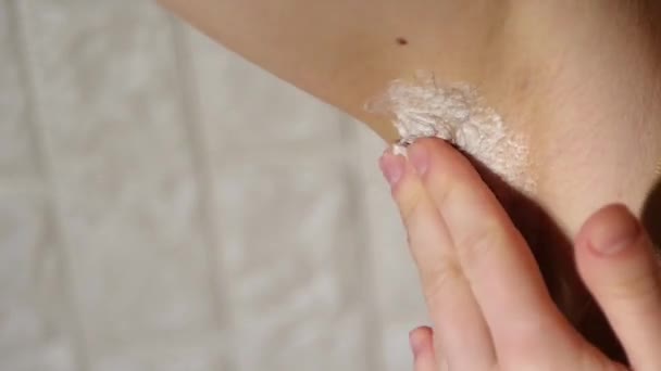 Tutup Pelepasan Rambut Ketiak Mencukur Ketiak Dengan Pisau Cukur Menerapkan — Stok Video