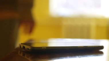 Kapat telefonu, kadın. Dijital detoks. Kaçırma korkusu. 