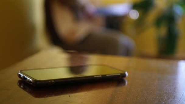 Concéntrate Smartphone Tocando Guitarra Casa Balance Vida Laboral Alegría Perderme — Vídeo de stock
