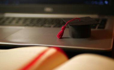 2021 mezunları evde kutlama yapıyor. Çevrimiçi tören. Dizüstü bilgisayarda son sınıf şapkası