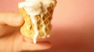 Kapalı el ele eritilmiş dondurma. Sıcak yaz günleri. 