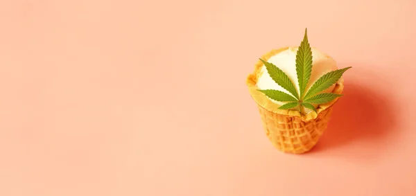 Esrar yapraklı dondurma. Marihuana aşılamalı tatlı. Yaz yemeği afişi. Boşluğu kopyala