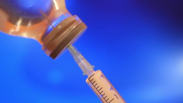 Близько Шприц Пляшкою Рідкої Обробки Введення Вакцини — стокове відео