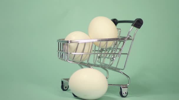 Tojásra Hulló Toll Bevásárlókocsiban Friss Csirketojás Szállítása — Stock videók