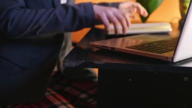 Pijamalı bir iş kadını evde çalışıyor. Rahat ofis giyimi. Kilitleme sırasında video konferansı 