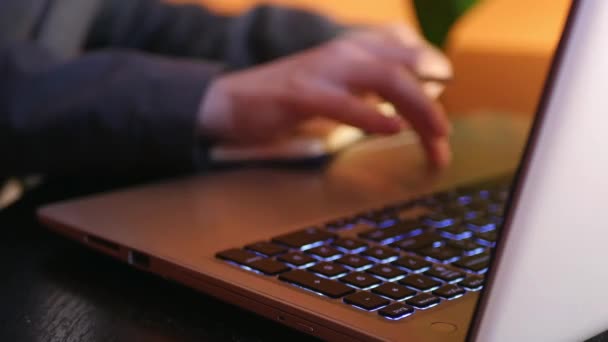 Trabalhar Casa Concentre Laptop Conferência Online Gerente Fazer Anotações Estudo — Vídeo de Stock