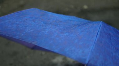 Islak Şemsiye yağmur damlaları altında. İlkbahar havası dışarıda. 