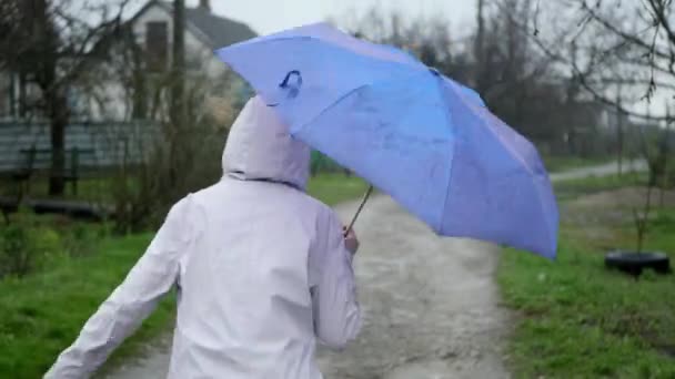 Mujer Impermeable Botas Goma Con Paraguas Divirtiéndose Bajo Lluvia — Vídeo de stock