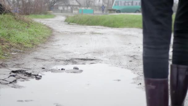 Pembe Yağmurluklu Kadın Damlalarının Altında Yürüyor Dışarıda Hava Yağmurlu Kirli — Stok video