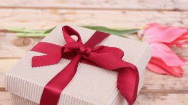 Annem için paketleme hediyesini kapat. Pembe lale buketi. Anneler günü hediye kutusu. Kurdele yayı.