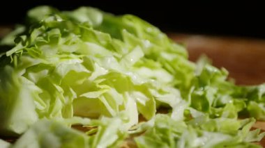 Lahana dilimlerinin düşüşünü kapat. 4k video. Vejetaryen salata malzemesi 