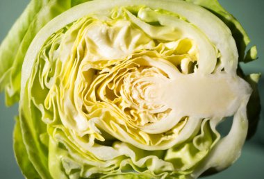 İzole edilmiş lahanalar yeşil arka planda yatıyordu. Sebze sosu. Sağlıklı yemek.