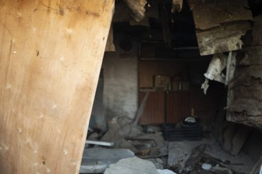 İçerideki çatı hasarlı. Ev yeniden inşa projesi. 