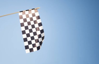 Mavi gökyüzü arka planında işaretlenmiş bayrak. Başla ya da bitir sinyali. Yeni başlangıç konsepti. Boşluğu kopyala