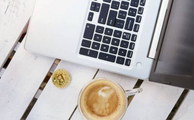 Bitcoin 'li düz dizüstü bilgisayar. Çevrimiçi kripto para ticareti. Sanal para madenciliği. 