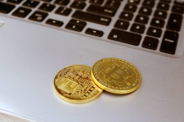 Bilgisayardaki bitcoin 'i kapat. Kripto para birimi yatırım konsepti. Çevrimiçi para kazanma 