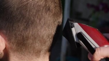 Saçları makineyle budamayı kapat. Erkek saçı evde kesiliyor. 4k video