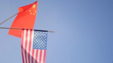 Amerikan ve Çin ilişkileri kavramı. Ulusal bayrak. Uluslararası politika. 4k video. ABD ve Asya ekonomisi 
