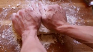Hamuru ellerinle yoğur. El yapımı pişirme işlemi. 4k video