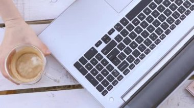 Üst düzey biri dizüstü bilgisayarda yazıyor. Evde çalışmak için bir iş yeri. 4k video. Çevrimiçi çalışma 