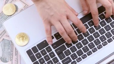 Üst görüşlü tüccar dizüstü bilgisayarla şifreli para kazanıyor. Sanal para bankacılığı. 4k video