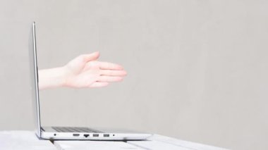 Dizüstü bilgisayardan el sıkışma hareketi. Çevrimiçi buluşma konsepti. İş başvurusu. 4k video. Şirket takım çalışması 