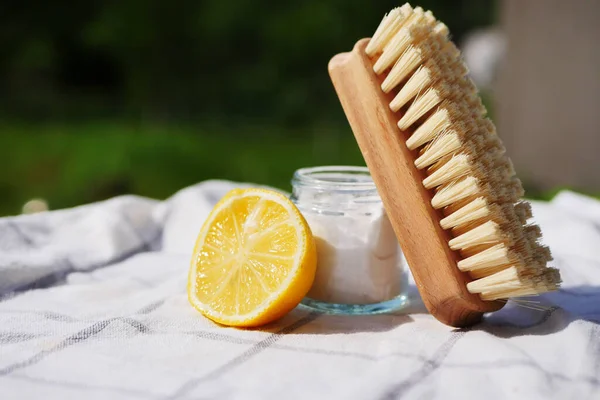 Çevre dostu ev temizleme ürünleri. Limon ve kabartma tozu. El yapımı çamaşır tozu.. 