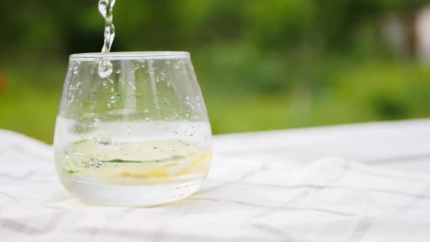 Склянка Води Лимоном Огірком Столі Наливаємо Свіжий Лимонад Літні Домашні — стокове відео