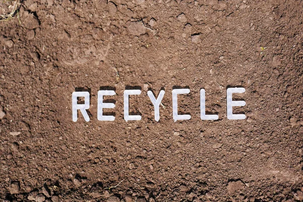 平らな土の背景にテキストを置く 生態学の概念 再生プラスチック製品 — ストック写真