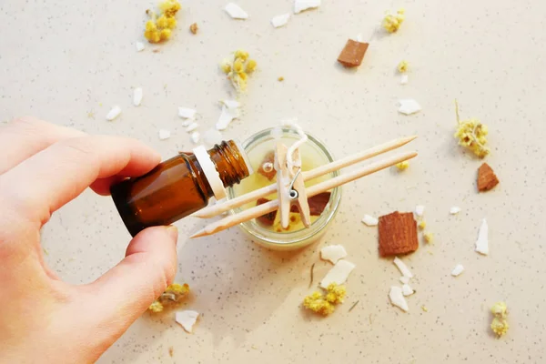 Düz soya mumu yapma işlemi vardı. El işi hobisi. Yaratıcı bir iş. Kurumuş çiçekler ve tarçın çubukları.. 