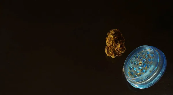 Kıyma makineli esrar tomurcukları havada uçuşuyor. Tıbbi marihuana afişi. Siyah arkaplan.