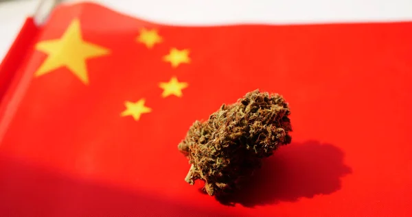 Çin bayrağının üzerinde esrar tomurcukları vardı. Ülkede marihuananın yasallaştırılması